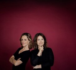 Patricia Kopatchinskaja & Sol Gabetta stehen nebeneinander und sehen in die Kamera