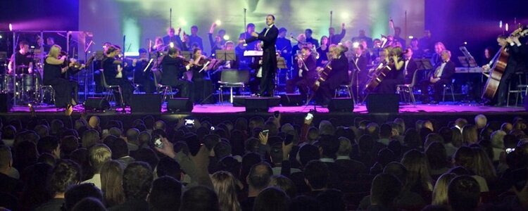 Hans Zimmer mit Orchester auf der Bühne