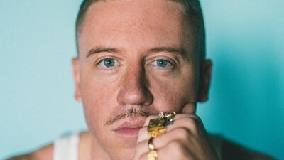 Macklemore schaut in die Kamera