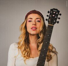 Miss Allie mit Gitarre im Arm