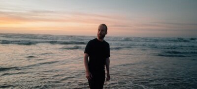 Enno Bunger steht am Meer