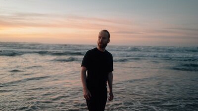 Enno Bunger steht am Meer