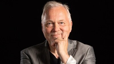 Günther Brackmann sieht in die Kamera