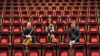 Das Guadagnini Trio sitzt in einem leeren Theater