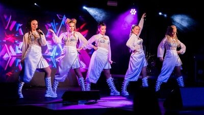 5 Darstellerinnen aus der Show K-POP LIVE!